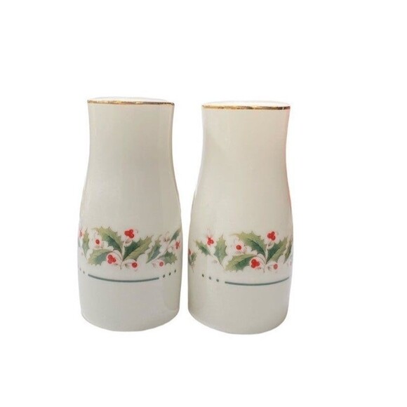Vtg Yuletide White and Holly Berry & gold trim Christmas Salt and Pepper Shakers - Picture 5 of 9